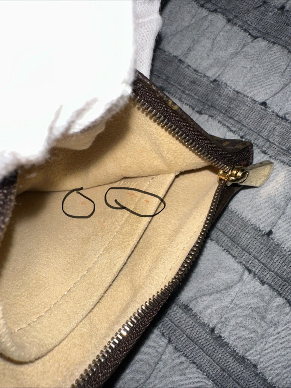 Louis Vuitton Tikal Pochete~100%AUTH
Dust Bag~Box&GENERIC Leather Strap Included - Picture 7 of 16